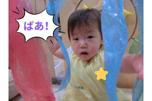 カーテンの向こう側から<span style='color:#ff007f;'>「いないいないばあ!」</span>と登場しましたが…<br><br><span style='color:#0000ff;'>「ほんとに先生はいるの?」</span>と少し不安げな表情。<br><br><span style='color:#ff7f00;'>ここだよ~</span>と声をかけると<br>安心した様子で近づいてきてくれます<span style='color:#007fff;'>(^^♪</span>