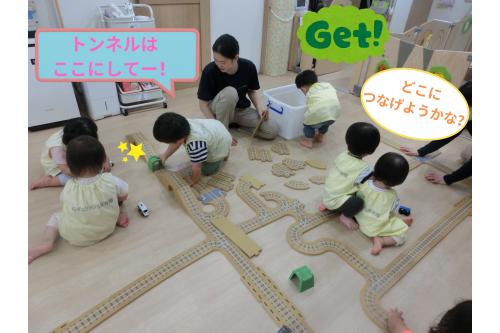 「<span style='color:#ff7a7a;'>今日は…新しい玩具で遊びます！！</span>」と先生が<br>声をかけると<span style='color:#ff7aff;'>大喜び</span>の子どもたち<span style='color:#ffbc7a;'>♪</span><br><br>玩具を披露すると「<span style='color:#ff7aff;'>やった～！</span>」「<span style='color:#ffbc7a;'>あそぶ～！</span>」と<br><span style='color:#7aff7a;'>早く遊びたい様子</span>でした<span style='color:#ff7a7a;'>(^^♪</span>