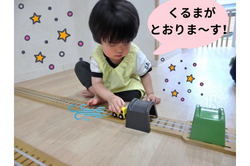 今回新しく仲間入りしたのは<br>『<span style='color:#ff7070;'>ウレタン線路</span>』です<span style='color:#ffff00;'>☆</span><br><br><span style='color:#ffbc7a;'>柔らかい素材</span>でできた<span style='color:#42ff42;'>線路</span>なので<br><span style='color:#ff2391;'>自分たち</span>で<span style='color:#ff2391;'>つなげたり</span>、<span style='color:#7a7aff;'>軽い素材</span>なので<br><span style='color:#3838ff;'>持ち運びも簡単</span>にできます<span style='color:#ff7a7a;'>(*´ω`*)</span>