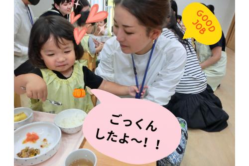 まずは、<span style='color:#ff2391;'>うさぎチーム</span>の食事風景<span style='color:#ff3333;'>(*^-^*)</span><br>いつもと違って、少し照れくさそう<span style='color:#ff23ff;'>♥</span><br><br>それでも、最初は<span style='color:#99ff33;'>いつも通り</span>に<br><span style='color:#389bff;'>自分で</span>食べようとする姿がありました<span style='color:#ff9933;'>♬</span>