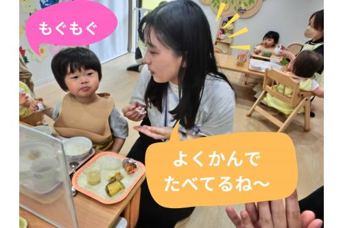 <span style='color:#2893ff;'>りすチーム</span>の子ども達も<br><span style='color:#962dff;'>食具</span>を持って、<span style='color:#2d2dff;'>自分で</span>食べます♥<br><br><br>いつもより、<span style='color:#9b38ff;'>苦手な食材</span>も<br><span style='color:#ff9b38;'>頑張ってる?!</span>