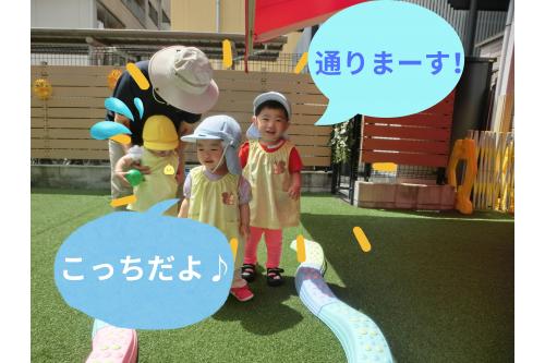 <span style='color:#bc7aff;'>バランスストーン</span>の形を変えると<br>「<span style='color:#7affbc;'>線路</span>!!」に<span style='color:#7aff7a;'>見立て</span>て<br>間を通る様子も<span style='color:#ff7abc;'>♪</span>