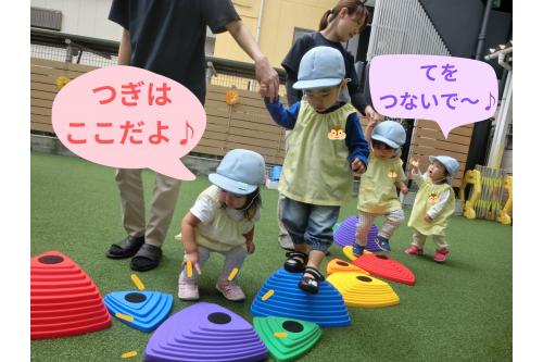 この<span style='color:#ff7abc;'>写真</span>は<span style='color:#ff7abc;'>別の日</span>に<br><span style='color:#7abcff;'>違うバランスストーン</span>を使って遊んだ時の様子です<span style='color:#ffff7a;'>☆</span><br>前回とは違い、大きさも<span style='color:#ff7aff;'>バラバラ</span>です<span style='color:#7a7aff;'>!</span>