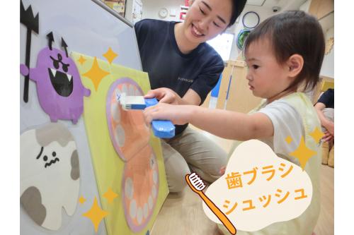 <span style='color:#ff2dff;'>うさぎチーム(2歳児)</span>の<br>お友達は保育園でも<br><span style='color:#2391ff;'>歯磨き</span>をしているので<br>上手に歯ブラシを<br>動かしていました<span style='color:#2dff96;'>♪</span>