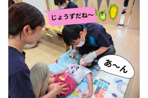 <span style='color:#2893ff;'>りすチーム（１歳児）</span>が泣かずに受診しいているのを見て<br><span style='color:#ff2893;'>うさぎチーム（２歳児）</span>は安心して<span style='color:#9933ff;'>臨んでいました♬</span><br><br>少し<span style='color:#3333ff;'>怖くても、</span><span style='color:#ff9b38;'>口を開けて</span>頑張ろうとする姿に<br><span style='color:#ff9b38;'>成長</span>を感じました<span style='color:#ff2d2d;'>( *´艸｀)</span>