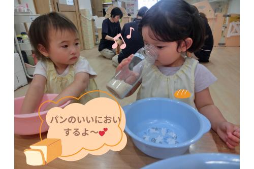 <span style='color:#b7ff70;'>パン粉</span>を手に取ると、<br><span style='color:#ff75ff;'>「くんくん」</span>香りを嗅いで<br>「あ!なんか<span style='color:#ffb56b;'>パン</span>のいい匂いする~」<br><br>みんなで順番に回して<br><span style='color:#75ff75;'>「いいにおいだね~」</span>と<br><span style='color:#ba75ff;'>お友だち</span>とのお話しも<br>はずんでいました<span style='color:#ff75ff;'>♪</span>