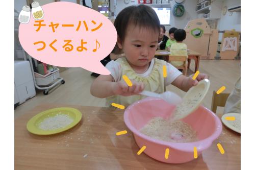 <span style='color:#ffba75;'>パン粉</span>に<span style='color:#75ffff;'>お水</span>を入れる前は<br><span style='color:#ff75ff;'>サラサラ</span>の感触なので<br>チャーハンに見立てて<br><span style='color:#baff75;'>「ジュージュー」</span><br>スプーンで炒めて<br>遊んでいました!<br><span style='color:#ff7575;'>発想</span>が楽しいですよね<span style='color:#ff7abc;'>♪</span>