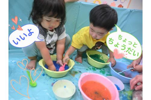 上のクラスの<br><span style='color:#ff23ff;'>お友だちの真似</span>をしたり<br>下のクラスのお友だちに<br><span style='color:#ff3399;'>貸してあげたり</span>と<br><span style='color:#28ff93;'>異年齢保育</span>ならではの<br>光景も♡<br>