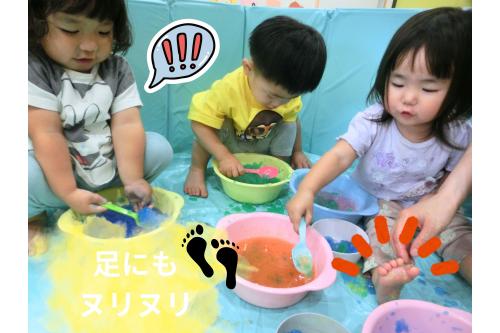 だんだんと<span style='color:#ff1eff;'>慣れてくる</span>と<br>両手で触ったり<br>足に塗ったり…<br><span style='color:#ff2d2d;'>全身</span>で<span style='color:#28ffff;'>寒天</span>を<br>楽しんでいました(^^♪<br>