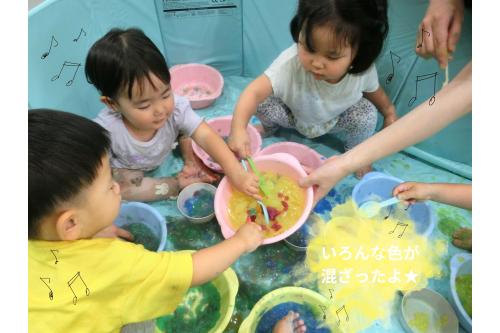 最後は色々な<br><span style='color:#23ffff;'>寒天</span>を混ざてみたり<br><span style='color:#93ff28;'>見立て遊び</span>をしたり<br>発展させて<br><span style='color:#ff9933;'>遊んでいましたよ★</span>