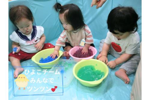 初めての<br>感触遊びだった<br><span style='color:#9eff3d;'>ひよこチーム</span>（０歳児）も<br>最後には寒天が<span style='color:#ff3399;'>全身</span>に<br>つくくらい<span style='color:#ff3333;'>楽しんで</span>いました♡<br>