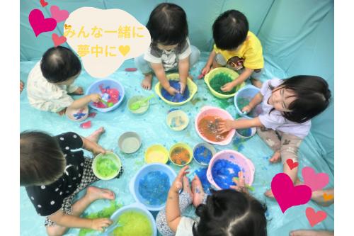 今回は<br><span style='color:#3333ff;'>７月からはじまる</span>プール遊びの<br><span style='color:#2893ff;'>プール</span>に初めて<br>入って遊んでみました<span style='color:#ff962d;'>★</span><br><br>寒天の感触を楽しみながら<br>初めてのプールにも<br><span style='color:#962dff;'>少し慣れた</span>かな…？<br><br>またプール遊びが<br><span style='color:#ff3333;'>楽しみです</span>(*^^*)<br><br>次のブログもお楽しみに<span style='color:#ff33ff;'>♪</span>