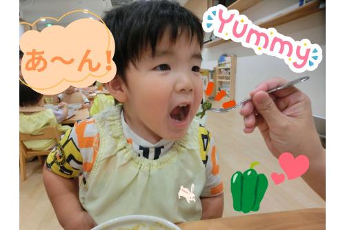 普段は<span style='color:#bc7aff;'>野菜が苦手</span>なお友だちも<br><span style='color:#ff7a7a;'>自分たち</span>で育てた<span style='color:#00ff00;'>ピーマン</span>だと<br>「<span style='color:#ff7abc;'>パク！</span>」と食べることができました✨<br><br><span style='color:#ffbc7a;'>りすチーム（1歳児）</span>の子どもたちも食べました。<br>最初は「<span style='color:#ff7abc;'>たべる～！</span>」と<span style='color:#7abcff;'>ニコニコ</span>でしたが<br>反応は…様々でした<span style='color:#bc7aff;'>（笑）</span><br><br>他にも<span style='color:#ffbc7a;'>ひまわり</span>、<span style='color:#7aff7a;'>小松菜</span>、<span style='color:#bcff7a;'>ピーマン</span>もまだまだ実をつけているので<br>引き続き子どもたちと<span style='color:#7a7aff;'>水やり</span>をし、観察を続けたいと思います<span style='color:#ff7a7a;'>！</span><br><br>次回の<span style='color:#bc7aff;'>ブログ</span>もお楽しみ<span style='color:#ffff00;'>☆</span>