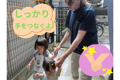 先生と<span style='color:#ff00ff;'>しっかり</span>手をつないで<br>いつもは<span style='color:#bc7aff;'>締まっている扉</span>から避難しました！<br><br>足元には<span style='color:#7a7aff;'>水たまり</span>があり、<br>子どもたちは<span style='color:#00ffff;'>水たまり</span>に気をつけて<br>通っていました<span style='color:#7fff00;'>(^^♪</span>