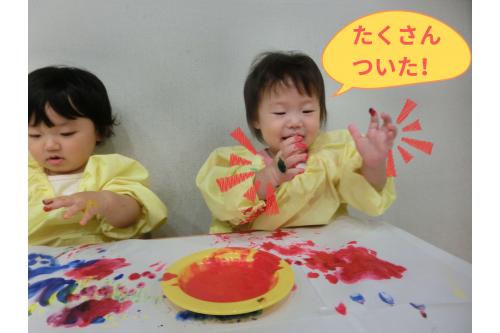 だんだん楽しくなってくると<br><span style='color:#ff007f;'>両手に絵の具を付けて</span>笑顔で見せてくれました<span style='color:#7fff00;'>♪</span><br>紙に<span style='color:#7f00ff;'>ペタペタ</span>と手がくっつく感触も<br>たのしかったのかとってもご機嫌でした!<br><br>ほかの<span style='color:#ff7f00;'>感触遊び</span>もどんどん挑戦して<br>夏を満喫したいと思います。<br><br>また、次回のブログもお楽しみに<span style='color:#ffff00;'>★</span>
