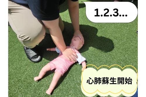 処置を行う<span style='color:#962dff;'>背景で、</span><span style='color:#ff2893;'>子ども達の保育</span>はもちろん<br><span style='color:#ff2828;'>１１９番通報</span>をしたり、<span style='color:#3333ff;'>記録</span>をとったり・・・<br><br><br>決まった<span style='color:#ff9b38;'>職員人数の中で</span><span style='color:#ff33ff;'>最大限の対応</span>を行います。<br>