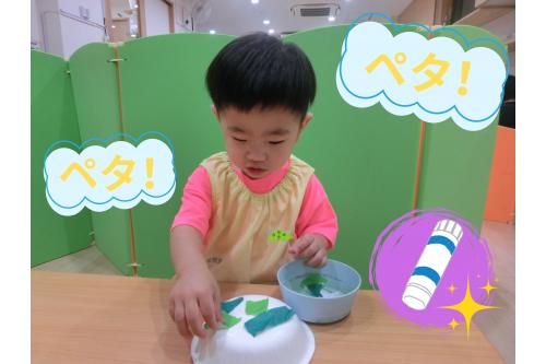 今回の<span style='color:#00ff00;'>カメ</span>さんは…<br><span style='color:#007fff;'>紙皿</span>と<span style='color:#ff7f00;'>折り紙</span>、後は<span style='color:#ff7abc;'>画用紙</span>に<span style='color:#7affbc;'>ペン</span>を使って<br>つくりました<span style='color:#ff7abc;'>(^^♪</span><br><br><span style='color:#ff7aff;'>折り紙</span>を「<span style='color:#ff7aff;'>ビリビリ~!</span>」とちぎり<br>先生が紙皿に<span style='color:#7abcff;'>糊</span>を「<span style='color:#7abcff;'>ぬりぬり~!</span>」<br><br>子どもたちがちぎった<span style='color:#ffbc7a;'>折り紙</span>を「<span style='color:#ffbc7a;'>ペタペタ♪</span>」<br>