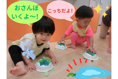 自分で作った<span style='color:#7affbc;'>カメ</span>に大喜びで<br>「<span style='color:#ff7abc;'>みて~!</span>」「<span style='color:#ffbc7a;'>つくったー!</span>」と<br>先生やお友達にお披露目<span style='color:#7abcff;'>♪</span><br><br><span style='color:#7aff7a;'>カメ</span>の顔を甲羅の中に入れて隠してみたり、<br>「<span style='color:#bc7aff;'>こっちだよ~♪</span>」と一緒に<span style='color:#ff7abc;'>お散歩</span>を<br>楽しんでいました<span style='color:#ff7aff;'>(^^♪</span>
