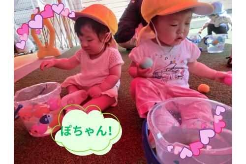 バケツの中に入っている<span style='color:#ff00ff;'>ボール。</span><br><br><span style='color:#ff7f00;'>モフモフ</span>した見た目ですが<br>実は<span style='color:#7f00ff;'>水の中では浮きます！</span><br>ゆらゆら浮いているのをジーっと見たり<br>手でつかんでみたり…<br><br>集中して遊んでいる<span style='color:#ff007f;'>ひよこチーム（0歳児）</span>です<span style='color:#00ff00;'>♪</span>