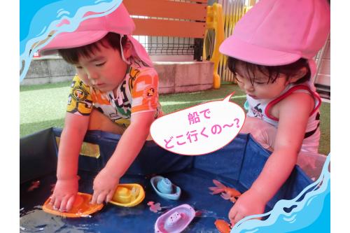 <span style='color:#ff007f;'>船</span>や<span style='color:#ff7f00;'>金魚</span>の玩具を水に浮かべてごっこ遊び<span style='color:#0000ff;'>♪</span><br><span style='color:#ff007f;'>「どこ行く～？」</span>とスイスイ<span style='color:#007fff;'>泳がせて</span>いました。<br>
