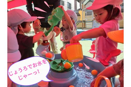 <span style='color:#00ff00;'>うさぎチーム（2歳児）</span>がじょうろを<br>使いこなしているのを真似して<br><span style='color:#7f00ff;'>りすチーム（1歳児）</span>も挑戦！<br><br>少し重さがありましたが<br>上手にできましたよ<span style='color:#007fff;'>♪</span>