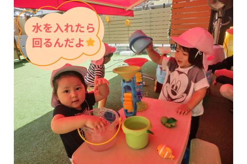 <span style='color:#7f00ff;'>「このおもちゃ知ってるねん！」</span>と<br>遊んで見せてくれた子ども達。<br><br>昨年遊んだことを思い出して<br><span style='color:#ff7f00;'>「回るねんで、みてや！」</span>と<br>得意げに見せてくれました<span style='color:#007fff;'>(^^♪</span>