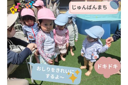 <span style='color:#ff28ff;'>軽く汚れ</span>を落としたり、<br><span style='color:#3333ff;'>水</span>に慣れたり、<br><span style='color:#3333ff;'>温</span><span style='color:#ff2d2d;'>度</span>差に<span style='color:#99ff33;'>心臓が驚かないように・・・</span><br><br><span style='color:#ff28ff;'>ドキドキ</span>しながら<br>順番を<span style='color:#9933ff;'>待ちます♪</span>