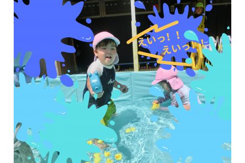 こちらは<span style='color:#2893ff;'>水鉄砲</span>に<br><span style='color:#38ff38;'>使い慣れた</span>子ども達（と職員）の様子<span style='color:#9328ff;'>！</span><br><br>なかなか<span style='color:#ff3333;'>様になっています</span>（笑）<br><br><br>水も<span style='color:#2d96ff;'>自分で汲もうとする</span>姿に<br><span style='color:#ff9b38;'>成長</span>を感じました<span style='color:#ff33ff;'>♪</span>