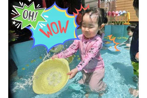 <span style='color:#ff9933;'>あひるちゃん</span>を数えたり、<br>ホースの水を<span style='color:#2d2dff;'>受け止めたり！！</span><br><br><span style='color:#2dff2d;'>興味</span><span style='color:#ff9b38;'>関心</span>がみんな違って<br>本当に<span style='color:#ff2dff;'>おもしろい( *´艸｀)</span>