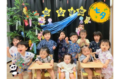 早速みんなで<span style='color:#ffba75;'>記念写真</span><span style='color:#ff70ff;'>  <br>  可愛らしい</span>1枚が撮れました<span style='color:#ff70ff;'>♡</span><br><br><span style='color:#b770ff;'>七夕</span>の１週間前から<span style='color:#75ff75;'>笹</span>を飾ったり<br><span style='color:#75baff;'>絵本</span>を見たりして<br>当日を<span style='color:#ffba75;'>楽しみ</span>にしていた子どもたち(^^♪<br><span style='color:#ff70ff;'>甚平を着て登園</span>しました！<br><br>先生たちに<span style='color:#ff75ba;'>「かわいい～」</span>と言われ<br>嬉しそうな様子が見られました<span style='color:#ff7575;'>♥</span>