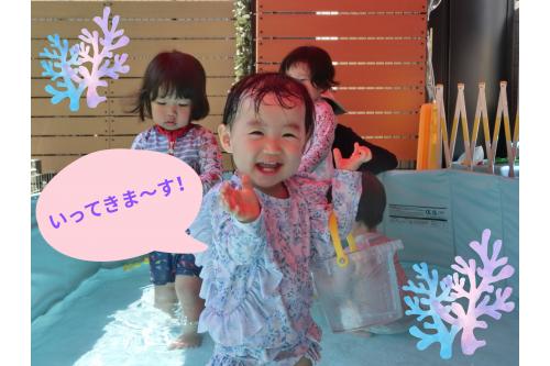 プールに入ると<span style='color:#ff007f;'>気持ちよくて</span>思わず笑顔<span style='color:#ff7f00;'>(^^♪</span><br>バケツを持って始まったのは…<br>