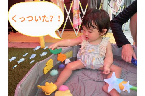 ひよこチームは上手に座って<br><span style='color:#00ff00;'>玩具を手に</span>取っています!<br><br>プールの壁に玩具がくっついてびっくり!<br><br><span style='color:#ff00ff;'>剥がしてつけて…</span>を繰り返していました♪<br>