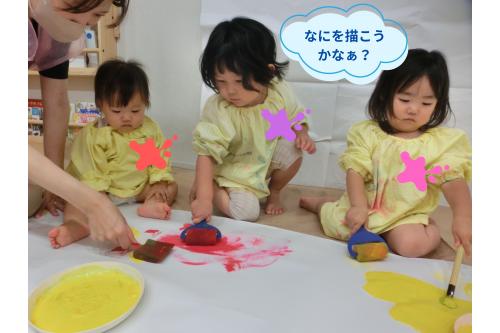 お部屋に敷かれた<span style='color:#007fff;'>大きな模造紙</span>に<br>筆やローラーでおえかき<span style='color:#ff00ff;'>♪</span><br>ドンドン色がつく様子に<br><span style='color:#ff7f00;'>「ここおばけみたい~!」</span>と<br>教えてくれました。<br>