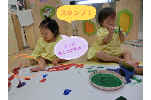 遊んでいくうちに<br><span style='color:#ff7f00;'>ダイナミックに楽しむ</span>様子も…<span style='color:#ff00ff;'>♡</span><br><span style='color:#0000ff;'>両手にスタンプ</span>を持ったり<br>絵の具をたっぷりつけた筆で描いたり<br>次々に<span style='color:#7f00ff;'>新しいあそびに発展する</span>子ども達です。<br>