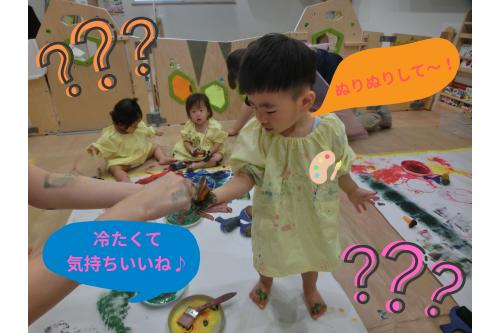 紙だけでなく<span style='color:#ff7f00;'>手</span>にも<span style='color:#ff007f;'>絵の具をたっぷり</span>塗って…<br>