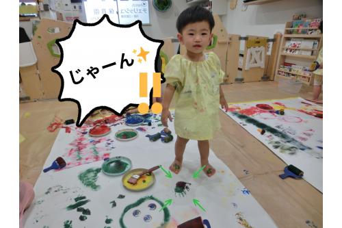 <span style='color:#00ff00;'>ぺったーん!</span><br><span style='color:#ff7f00;'>「ここだよ」</span>と指をさして<br>教えてくれています。<br>