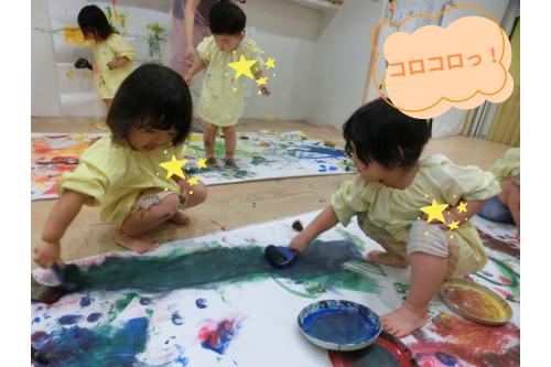 <span style='color:#00ff00;'>ローラー</span>で力強く絵の具を塗って…<br>