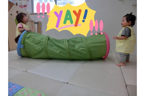 顔を見合わせて<span style='color:#00ff00;'>「いぇーい！」</span>と大喜び♪<br><br>トンネルの新しい使い方です<span style='color:#ffff00;'>★</span>