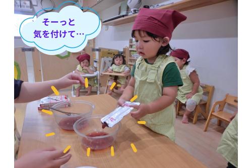 今回のクッキングは<br><span style='color:#00ff00;'>”フルーチェ”</span>作り！<br><br><span style='color:#ff007f;'>イチゴ味</span>のフルーチェの素を開けると<br>とってもいい匂い…<span style='color:#ff007f;'>♡</span><br>まずはボールに移します。<br><br>中の果肉がごろっと出るたびに<br><span style='color:#ff7f00;'>「おお～！」</span>と驚きの声！<br>