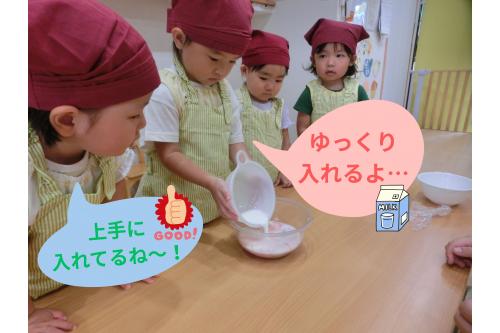 次に入れたのは<span style='color:#7f00ff;'>牛乳！</span><br><span style='color:#ff7f00;'>これなんだ！</span>と匂いを嗅いでみると<br>すぐに<span style='color:#0000ff;'>「牛乳！」</span>と言い当てた子ども達です。<br><br><span style='color:#ff007f;'>「混ざっちゃって大丈夫？！」</span>と心配の声も<br>聞こえてきましたが<br><span style='color:#00ff00;'>「今から混ぜるから大丈夫だよ」</span>と伝えると<br>ほっと一安心です。<br>