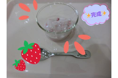 冷蔵庫で冷やして…<span style='color:#ff7f00;'>完成！</span><br>お昼寝明けに<span style='color:#00ff00;'>「みんなで作ったフルーチェ食べるよ～！」</span>というと<br>とても<span style='color:#7f00ff;'>スムーズな起床</span>でした(笑)<br>