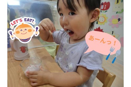 早速食べてみると<span style='color:#007fff;'>「おいしい！」</span><span style='color:#ff007f;'>「冷たい！」</span>と様々な反応。<br><br><span style='color:#0000ff;'>「おかわりー！」</span>とたくさんの声を<br>聞くことができました♪<br>
