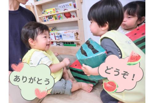 <span style='color:#2dffff;'>うさぎチーム</span>や<span style='color:#ff33ff;'>りすチーム</span>が<br><span style='color:#ff962d;'><span style='color:#ff9e3d;'>ひよこチーム</span></span>のお友だちに<br>おすそ分けする姿も♥<br><br><span style='color:#28ff28;'>異年齢保育</span>ならではの<br>光景に癒されますね<span style='color:#ff2d2d;'>♥</span><br><br>スイカ割りの後に給食に<br><span style='color:#2d2dff;'>「次は何のフルーツがでるかなぁ</span>」と<br>気になっていた子どもたち！<br><br>季節ならではの<span style='color:#ff962d;'>食べ物</span>や<br>行事で<span style='color:#ff33ff;'>季節を感じながら</span>過ごしていけたらいいなと<br>思います！<br><br>次回のブログもお楽しみに<span style='color:#ff9e3d;'>★</span>