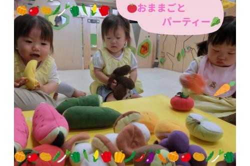 みんなで<span style='color:#00ff00;'>野菜</span>や<span style='color:#ff7f00;'>果物</span>を囲んでパーティーのはじまり～<span style='color:#00ffff;'>♪</span><br><span style='color:#7f00ff;'>好きな物</span>を選んであーんっ！<br>