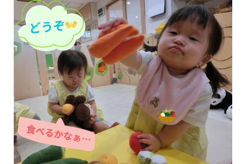 <span style='color:#007fff;'>先生</span>や<span style='color:#ff7f00;'>お友だち</span>にも食べて～！と<br>食べさせてくれる優しい子どもたち<span style='color:#ff00ff;'>♡</span>