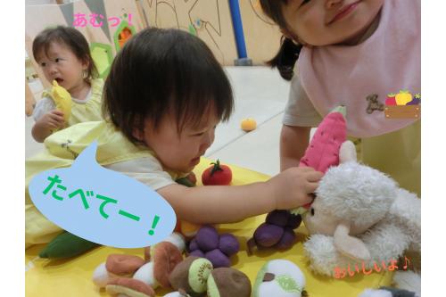 最近のブームは<span style='color:#7f00ff;'>おせわごっこ！</span><br>ということでぬいぐるみにも<br><span style='color:#ff7f00;'>あーん！</span>と<span style='color:#ff0000;'>スイカ</span>を食べさせてくれました<span style='color:#ff00ff;'>♡</span>
