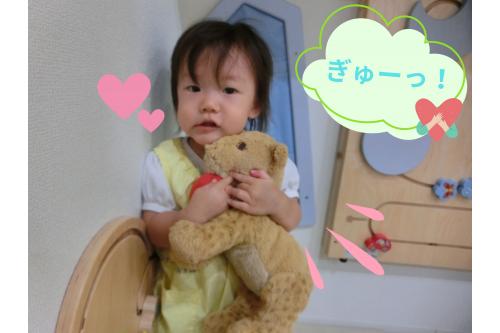 <span style='color:#ff007f;'>かわいい♡</span>があふれてぬいぐるみをぎゅーっ！<br><br><span style='color:#ff7f00;'>抱っこ</span>して歩いたり<span style='color:#7f00ff;'>ご飯</span>を食べさせてあげたり<br>時には<span style='color:#00ff00;'>寝かしつけ</span>たり…！<br><br>普段から<span style='color:#7f00ff;'>子ども達がよーく観察</span>している<br>様子が伝わって来ました<span style='color:#007fff;'>♪</span><br>少しずつ<span style='color:#0000ff;'>言葉が増えたり</span>身振り手振りで<br><span style='color:#ff007f;'>自分の気持ち</span>を教えてくれるようになってきたひよこチーム。<br><br>伝わると<span style='color:#00ff00;'>「うれしい！」</span>を全身で表現してくれるようになりました。<br>逆にうまく理解してあげることができないと<span style='color:#007fff;'>「なんでわからないの！」</span>と<br>怒ってしまうことも…<br><br>たくさんのふれあいの中で<span style='color:#0000ff;'>意思相通</span>がしっかりと<br>取れるように楽しんでいきたいと思います<span style='color:#00ffff;'>♪</span><br>また、次回のブログもお楽しみに<span style='color:#ffff00;'>★</span>