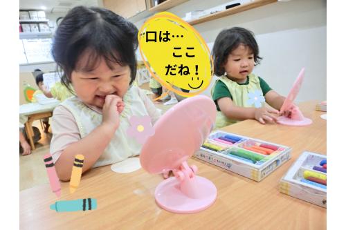 <span style='color:#ff2893;'>うさぎチーム（2歳児）</span>は…<br><span style='color:#2828ff;'>顔を書く</span>ことに挑戦✨<br><br>自分の顔を見ながら<br>「<span style='color:#2828ff;'>口はどこかな？</span>」<br>「<span style='color:#ff9123;'>髪の毛は？</span>」と<br>お話しながら<br><span style='color:#ff3333;'>描いていましたよ</span>(*^^*)<br>