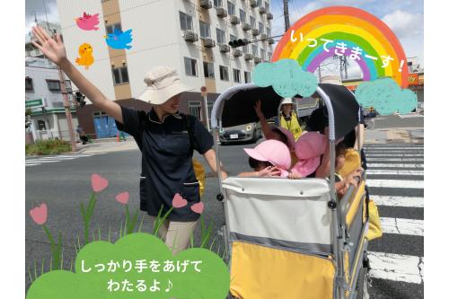 お散歩カーに乗って<br><span style='color:#ff7575;'>「レッツゴー！」</span><br><span style='color:#ffba75;'>ワクワクして<br>お話が止まらない様子</span>の<br>子どもたち<span style='color:#75ff75;'>♪</span><br>横断歩道では<br><span style='color:#75ffba;'>しっかり手を上げて</span><br>渡ることが出来ました！<br>