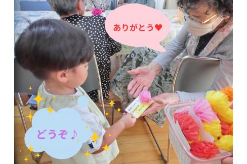 <span style='color:#75ff75;'>「どうぞ～♪」</span><br>と子ども達も積極的に<br>１人ひとりにカードを配り<br><span style='color:#ff75ba;'>ありがとうの気持ち</span>を<br>伝えることができました<span style='color:#baff75;'>(*^^*)</span><br><br>地域の方たちと一緒に遊び<br><span style='color:#ff75ff;'>温かい空間で</span><span style='color:#ffba75;'>優しい気持ち</span><br>に触れることができ<br>いい経験になったと思います<span style='color:#ff75ba;'>(^^)</span><br><br><span style='color:#ba75ff;'>次回のブログもお楽しみ♪</span>